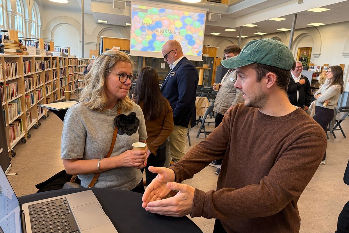 Edith Care visar Edith för en besökare på Forum Smarta Hållbara Karlstad